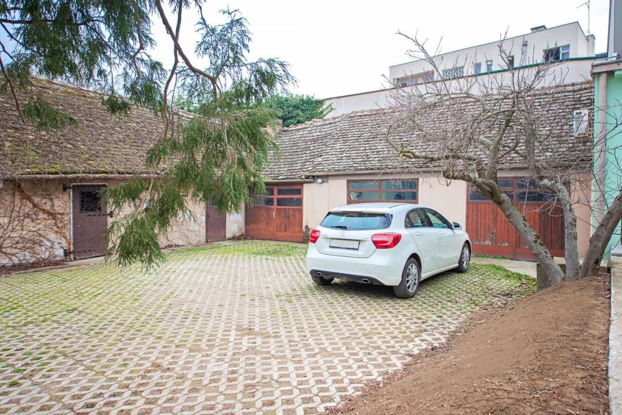 Pb Urban Garden Stay With Secured Parking Szávaszentdemeter Kültér fotó